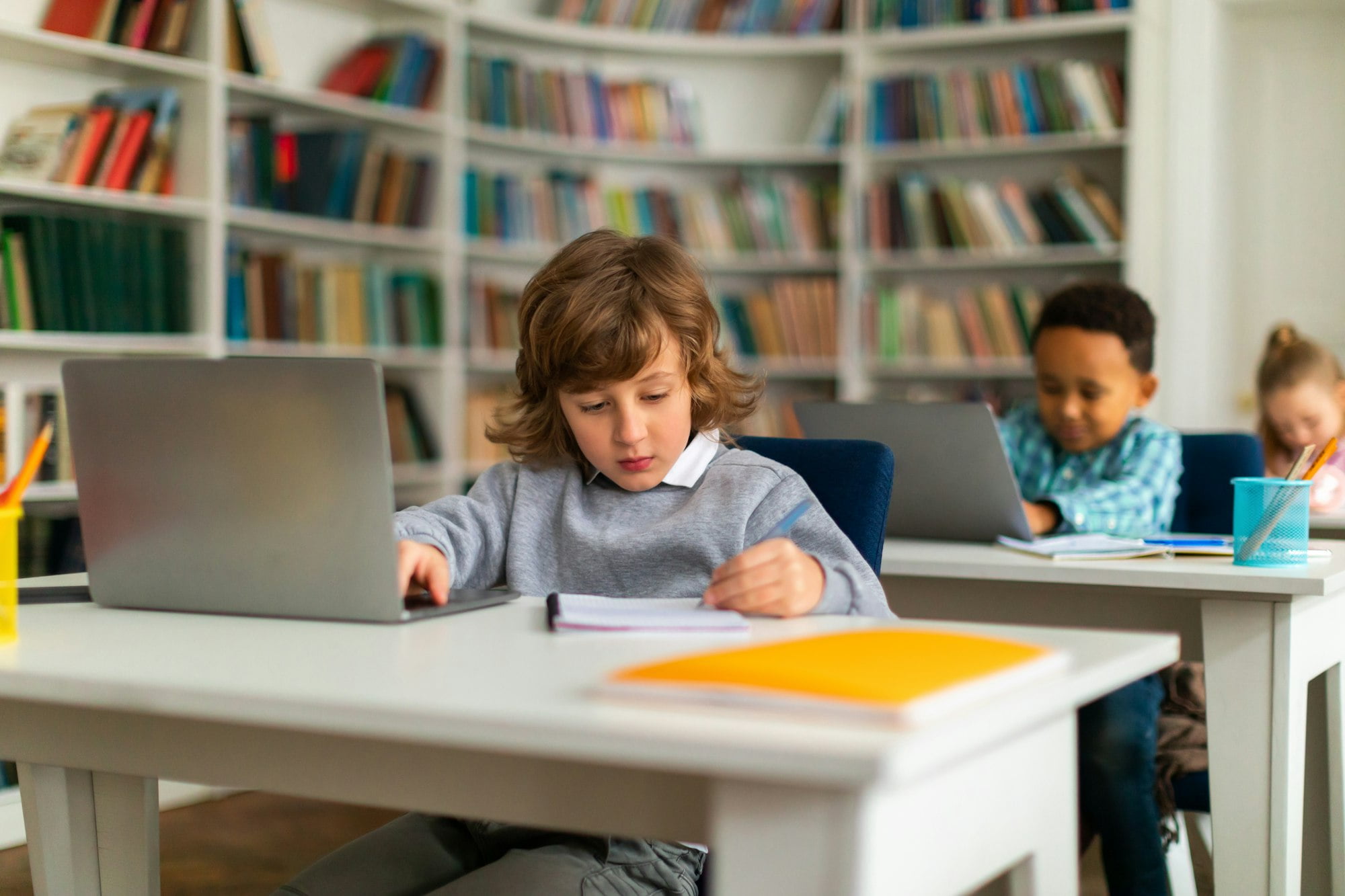 Zugang zu Bildung für geflüchtete Kinder: Herausforderungen und Lösungen